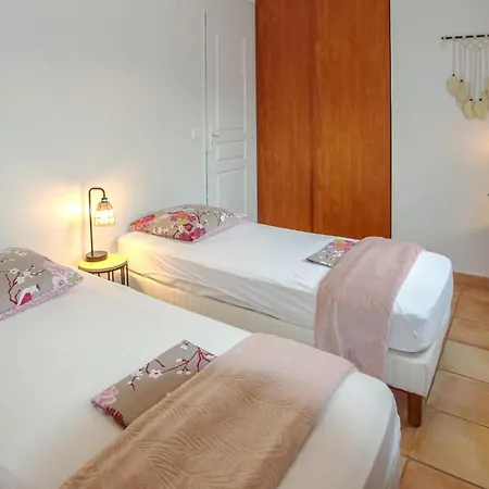 3 Bedroom Beautiful In בית נופש *